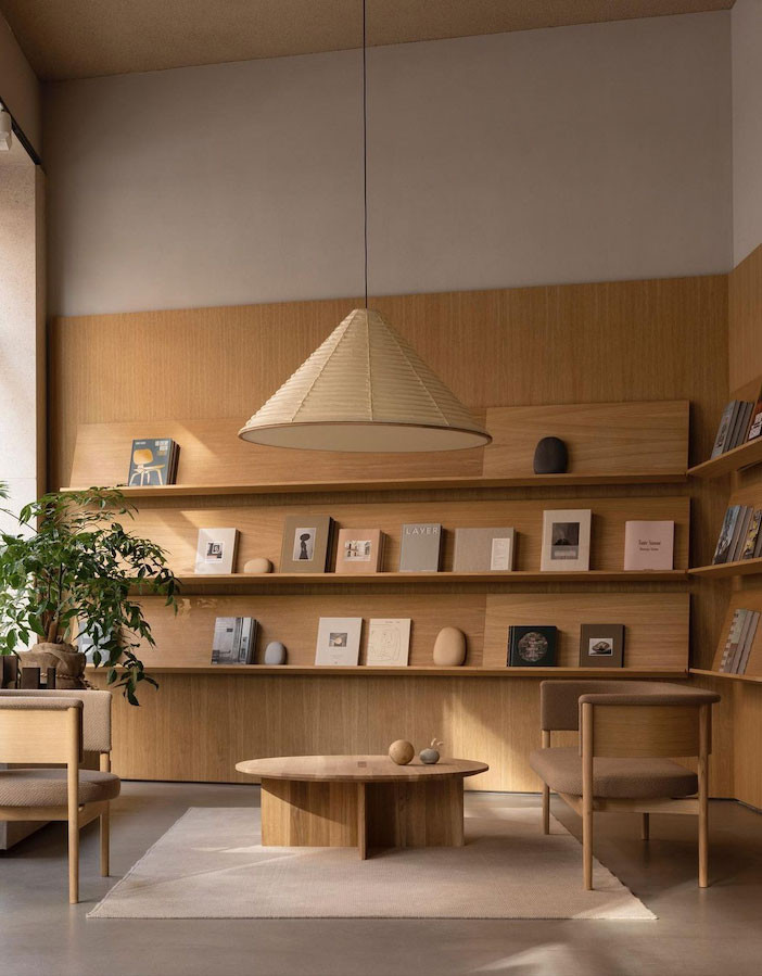 Le label Karimoku Case Study a investi la librairie New mags à Copenhague. Coup de cœur pour ce luminaire signé Kojima Shoten.