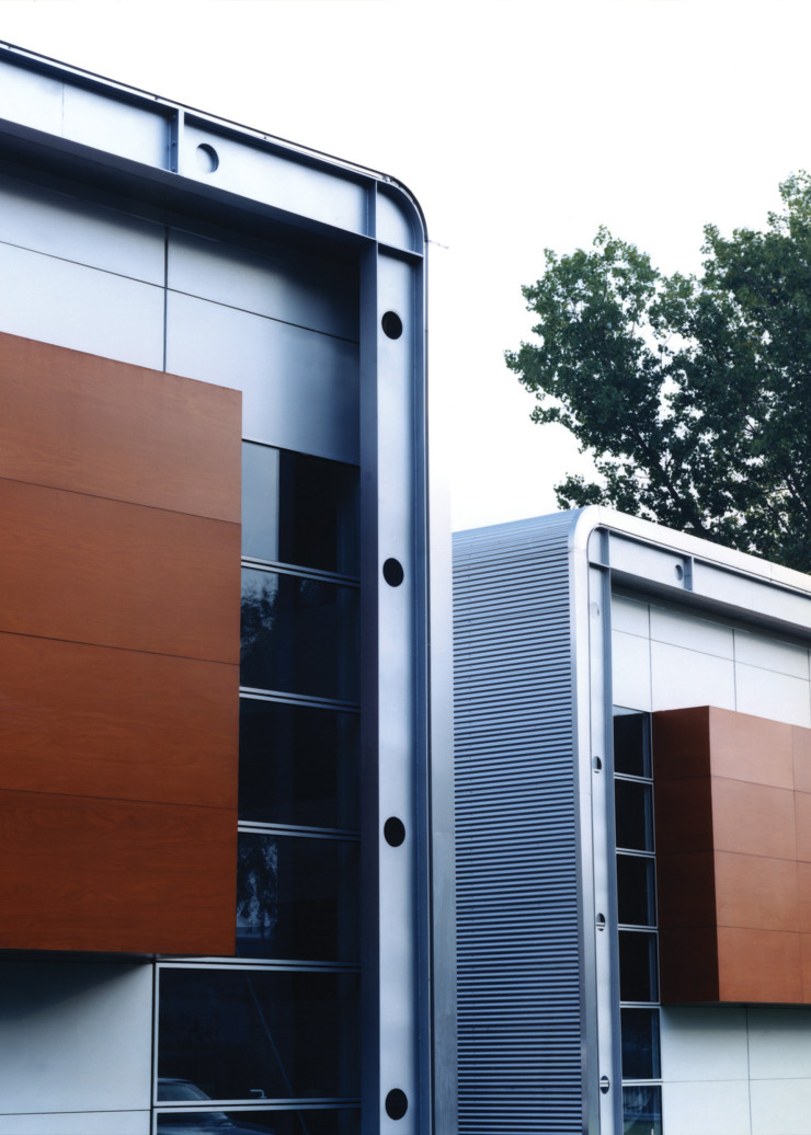 À Croix (59), les façades du bâtiment accueillant l’ancienne filiale des 3 Suisses, La Cité numérique, suite à un concours lancé par le fabricant du Nord.