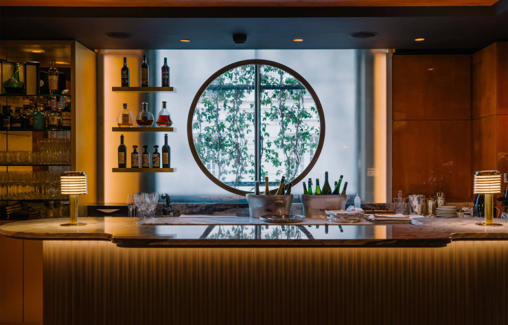 En 2021, pour le restaurant du chef et ami Pierre Gagnaire, rue Balzac (Paris VIIIe), Marcelo Joulia associe le travail d’artistes, tels que Adel Abdessemed, et de designers, comme Serge Mouille (luminaires).