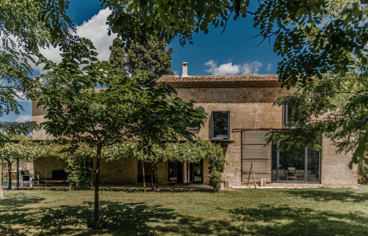 Chez lui, dans le Luberon, Marcelo Joulia se révèle architecte et styliste, sans folklore ni afféterie.