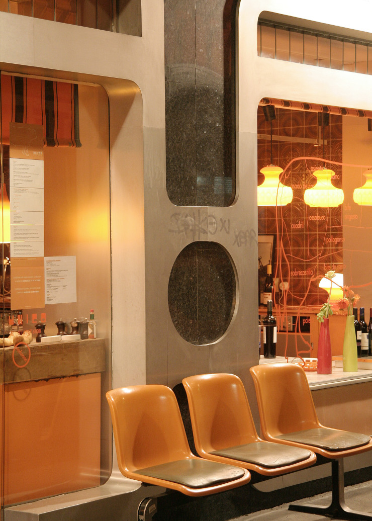 Depuis 2007, l’architecte possède ses propres restaurants, tels qu’Unico, adresse argentine à Paris (XIe) au charme d’une vraie fausse boucherie 70’s. De la viande à la confiture de lait, il goûte tout.