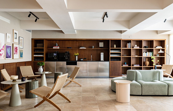 Dès l’entrée, le lobby propose dans la perspective d’un buffet une cuisine aux allures de bibliothèque signée Reform. C’est aussi l’endroit où l’on fait une pause sur le canapé îlot, dessiné par l’agence RMGB, ou sur des fauteuils MG501 Cuba, de Morten Goettler (Carl Hansen&Søn).