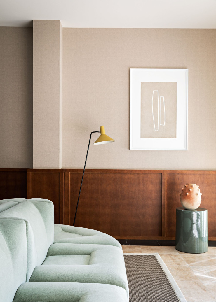 Des soubassements en bois teinté et des luminaires chinés cultivent un style moderniste dans toutes les circulations.