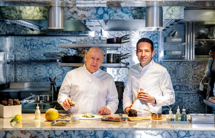 Le chef Thierry Marx intègre l’art culinaire dans une démarche professionnelle globale, engagée en matière de ressources humaines, de respect animal et, plus largement, environnemental.