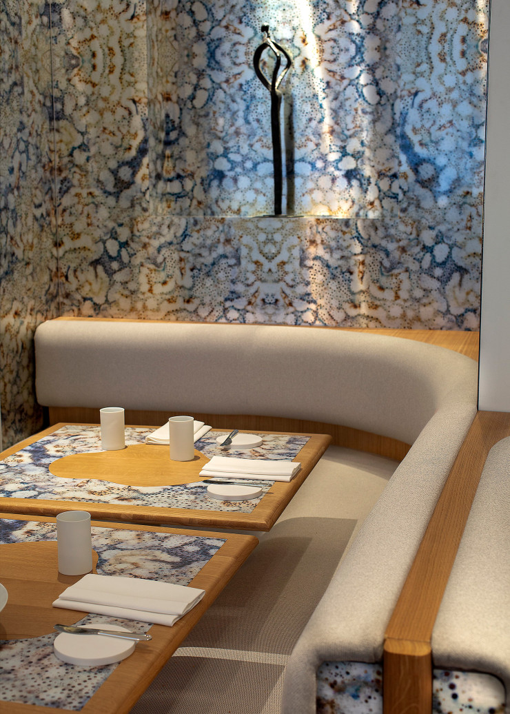 À côté d’œuvres d’artistes, de nombreuses pièces de mobilier chinées ou restaurées contribuent à l’atmosphère élégante et raffinée du restaurant.
