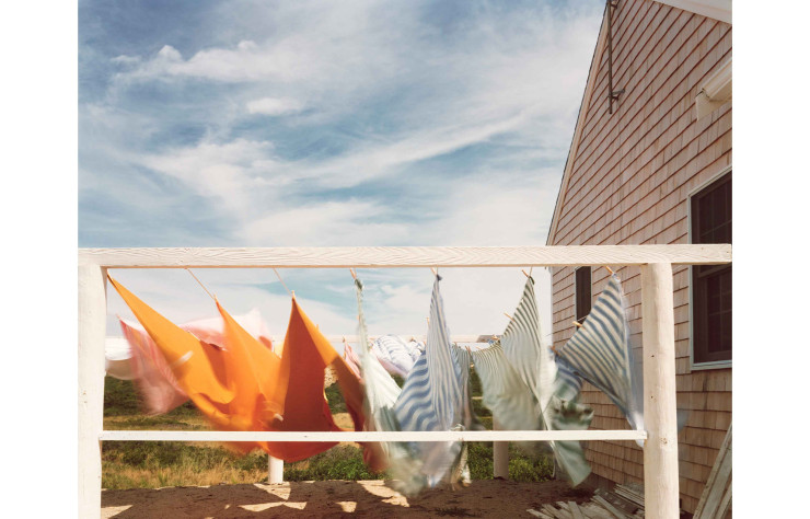 Capturée à Provincetown, petite ville de bord de mer dans le Massachusetts, cette image anodine poétise un simple coup de vent dans du linge séchant.
