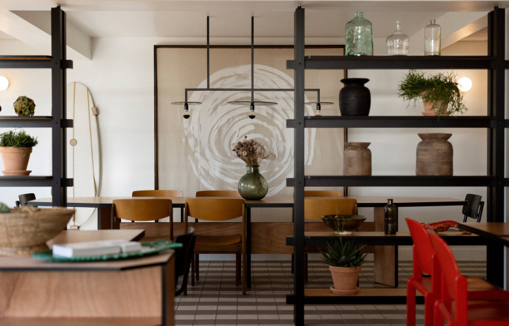 Inspiré par le mouvement Seiz Breur, qui souffla un vent de modernité sur la création bretonne traditionnelle de l’entre-deux-guerres, l’aménagement du restaurant Sablé, à Quiberon, le présente comme une maison de plage twistée par l’influence des surf shacks californiens, ces intérieurs pour adeptes de la glisse.