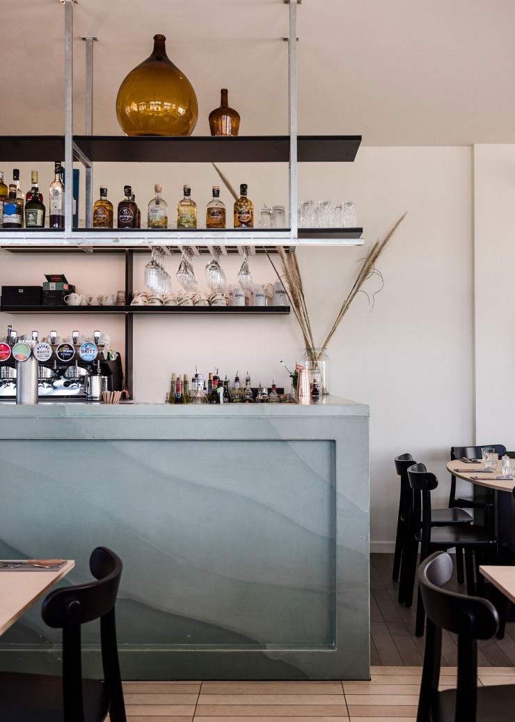 À Belz (Morbihan), le bar-restaurant Madame Mouette, une institution locale. Le comptoir se confond avec le paysage dans les mêmes nuances de glaz, celles de la mer.