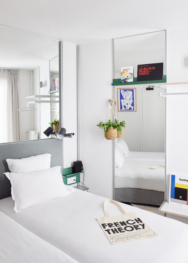 Selon le même précepte, des profilés alu issus de stands de salons temporaires scandent les espaces de l’hôtel French Theory (2019), situé dans le Quartier latin, à Paris.