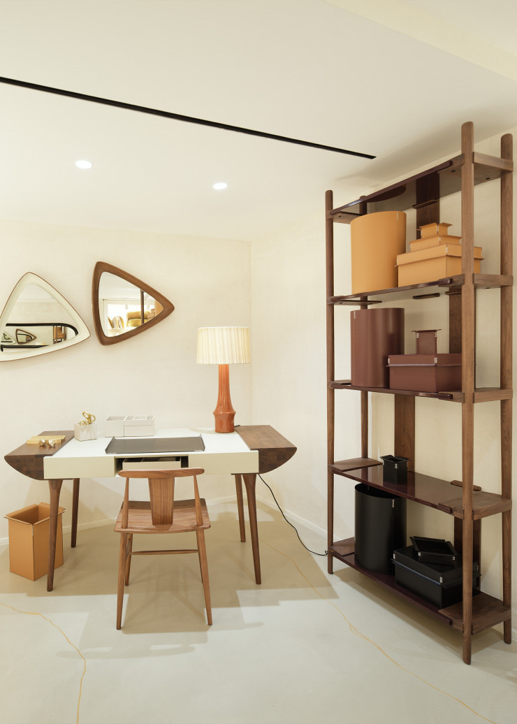 « Écrin » : un mot qui semble convenir à ravir à cette boutique réalisée par l’architecte franco-libanaise Lina Ghotmeh pour la CFOC, où un salon de thé végétalisé en devanture accueille une clientèle amatrice d’un artisanat raffiné importé en grande partie d’Orient.
