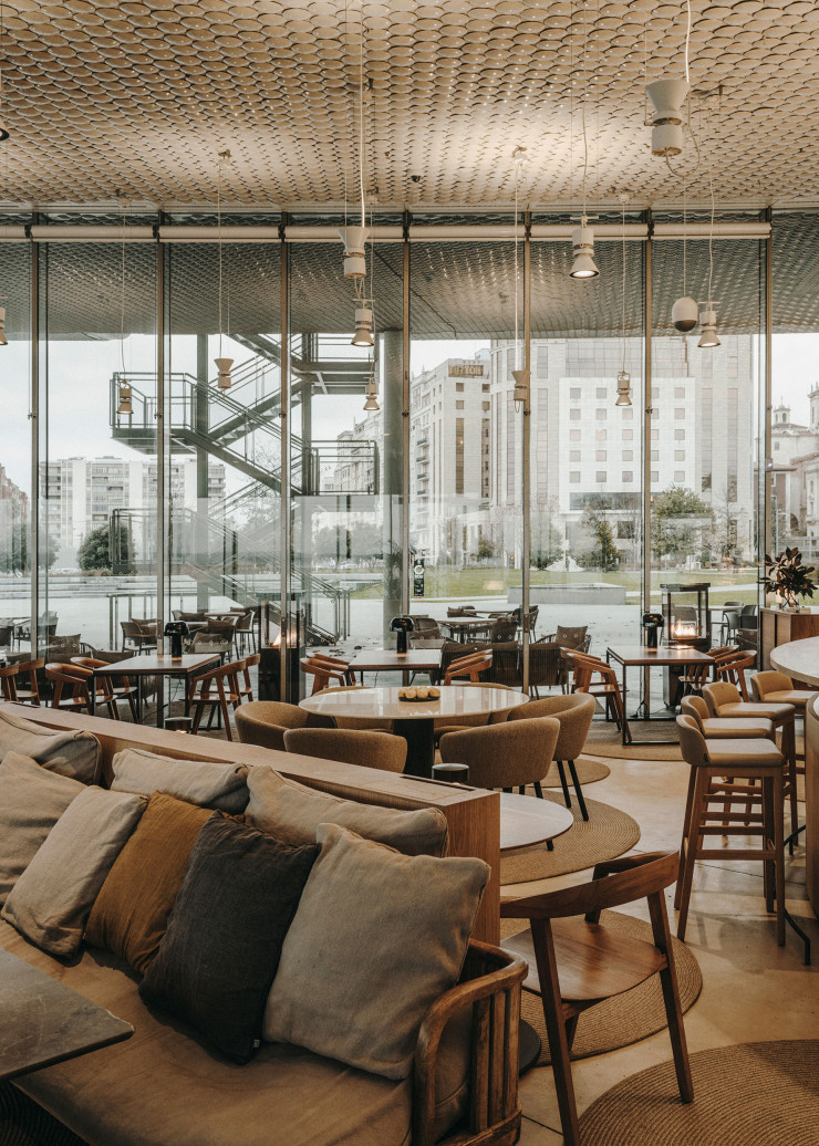 La polyvalence est l’un des critères principaux qui ont guidé l’architecte d’intérieur Sandra Tarruella, installée à Barcelone, dans le réaménagement de la cafétaria du Centro Botín, à Santander, en Espagne. L’espace y est divisé en plusieurs zones aux assises variées, qui conviendront aux usages recherchés en fonction du moment de la journée.
