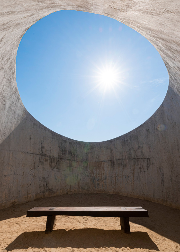 Sans doute l’espace le plus méditatif de la Fundación Casa Wabi ! À l’une des extrémités de l’ensemble architectural, le Japonais Tadao Ando a imaginé ce petit « volcan » où l’on peut venir se recueillir au bruit des vagues se brisant sur la plage. Le son se répercute sur les parois tandis que l’on ne distingue que le ciel azur.