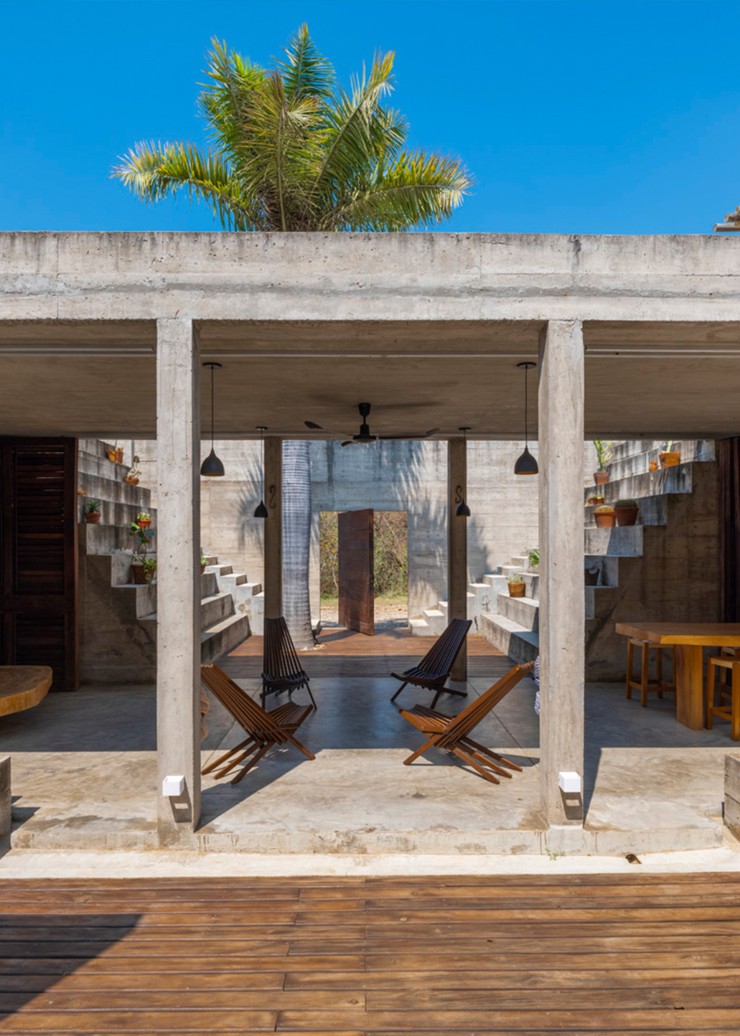 Cette maison pose d’une certaine manière les bases du principe architectural que Ludwig Godefroy a souhaité privilégier par la suite : un édifice en béton occupant l’intégralité de la parcelle pour permettre à ses habitants d’évoluer à l’abri des regards. Les pièces de vie, pour certaines totalement ouvertes, rayonnent autour d’un large patio doté d’une piscine et offrant l’accès à un toit-terrasse