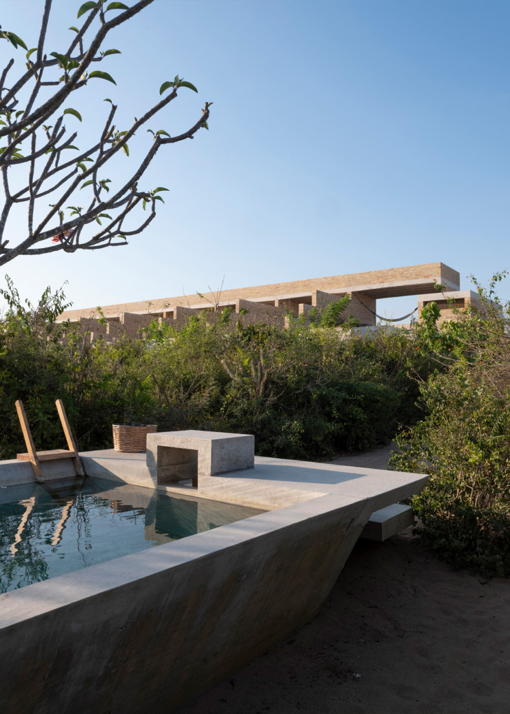 Non loin de la Fundación Casa Wabi, l’architecte mexicain Alberto Kalach (Taller de Arquitectura X) a disséminé l’hôtel Terrestre dans le maquis. L’établissement ne s’appuie que sur des ressources naturelles (énergie solaire, ventilation…) pour fonctionner. Dans le domaine, les hôtes peuvent notamment profiter d’un grand bassin de nage littéralement posé sur le sable.