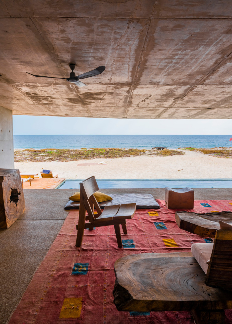 La villa se prolonge tout naturellement vers l’extérieur par une piscine, de rigueur vu la dangerosité de la mer à cet endroit de la côte pacifique, et par de petites terrasses adjacentes, qui opèrent une transition avant la plage.