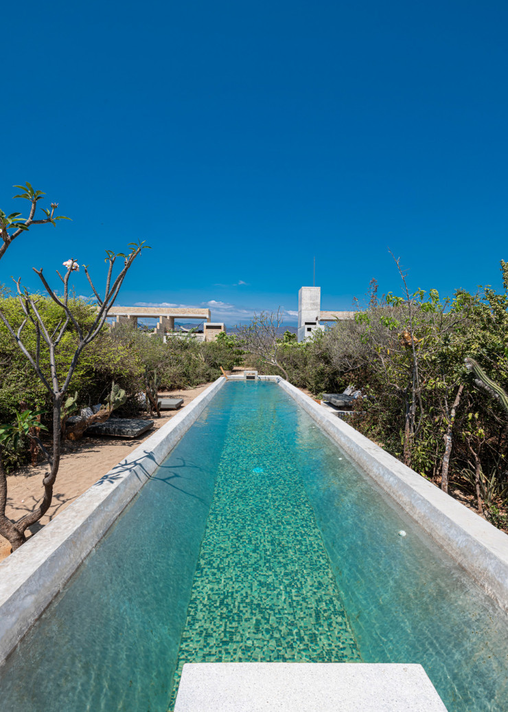 Non loin de la Fundación Casa Wabi, l’architecte mexicain Alberto Kalach (Taller de Arquitectura X) a disséminé l’hôtel Terrestre dans le maquis. L’établissement ne s’appuie que sur des ressources naturelles (énergie solaire, ventilation…) pour fonctionner. Dans le domaine, les hôtes peuvent notamment profiter d’un grand bassin de nage littéralement posé sur le sable.