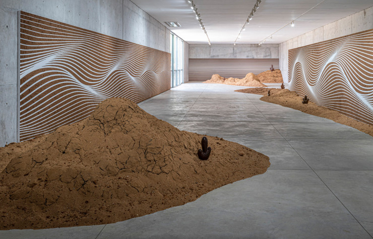 Outre des studios et des ateliers de travail pour les artistes résidents, la Fundación Casa Wabi dispose d’un vaste espace d’un seul tenant (450 m2) qui accueille chaque année une exposition temporaire. Après Daniel Buren, Ugo Rondinone ou encore Lawrence Weiner, c’est la Suissesse Claudia Comte qui investit les lieux cette année. Inspirée par la nature environnante et utilisant des techniques artisanales, l’artiste représente un paysage intérieur qui s’impose en contraste avec le béton nu, signature de l’architecte Tadao Ando.