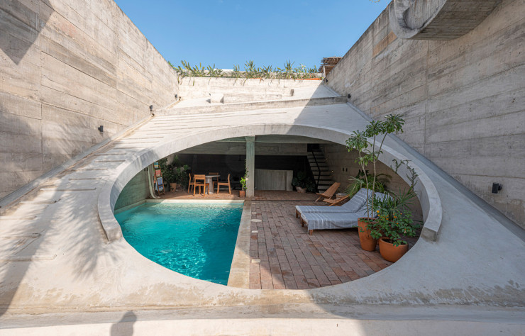 Pour Casa VO, une maison totalement refermée sur elle-même, située en plein cœur de Puerto Escondido, l’architecte français Ludwig Godefroy a joué avec des pans obliques pour fractionner les espaces. Pas vraiment un toit, pas vraiment un mur, et pourtant les deux en même temps !