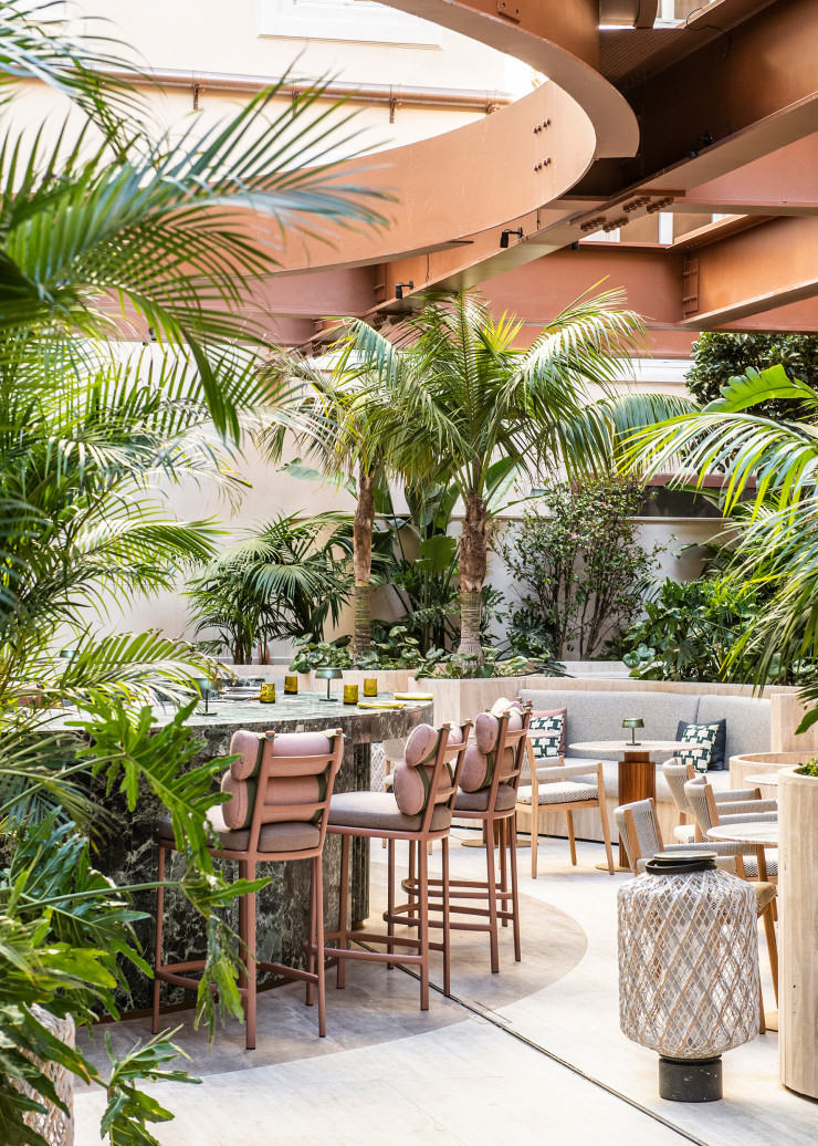 Dans le nouvel hôtel Six Senses Rome, dont Patricia Urquiola a réalisé l’architecture intérieure, le restaurant-café-bar Bivium s’articule autour d’un comptoir circulaire situé pour moitié à l’intérieur et pour l’autre à l’extérieur.
