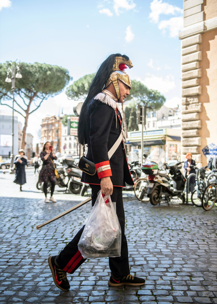 Autour du Colisée, de piètres gladiateurs offrent leurs sourires aux touristes. Mais, dans les rues, on peut aussi tomber par hasard sur un groupe de figurants. Habillés en costumes des années 20 et 30, ils participent probablement à l’adaptation du best-seller d’Antonio Scurati M, l’enfant du siècle par le réalisateur Joe Wright.
