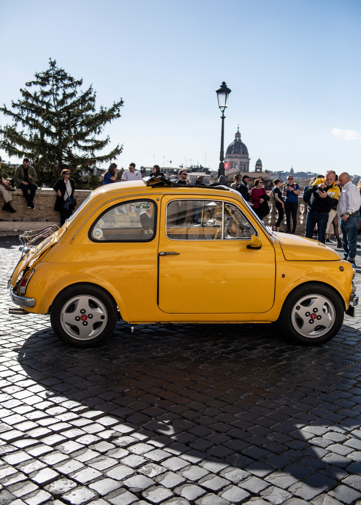 La Fiat 500, dont l’ancêtre, la Topolino, fut lancée en 1936, est un emblème de l’Italie rieuse. Bien entendu, la Vespa reste l’autre symbole de la liberté, mis à l’honneur dans Vacances romaines (1953), avec Audrey Hepburn et Gregory Peck, ou Journal intime (1993), de et avec Nanni Morretti.
