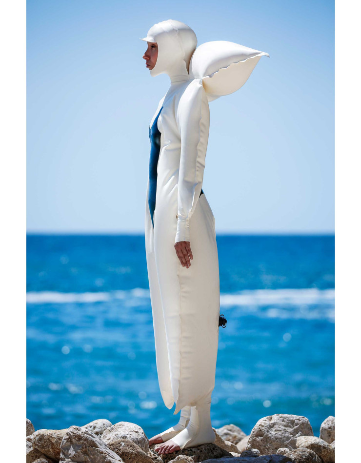 Combinaison/matelas gonflable « S.A.D: SUN ALLERGY DIARIES » de l’artiste SiiGii