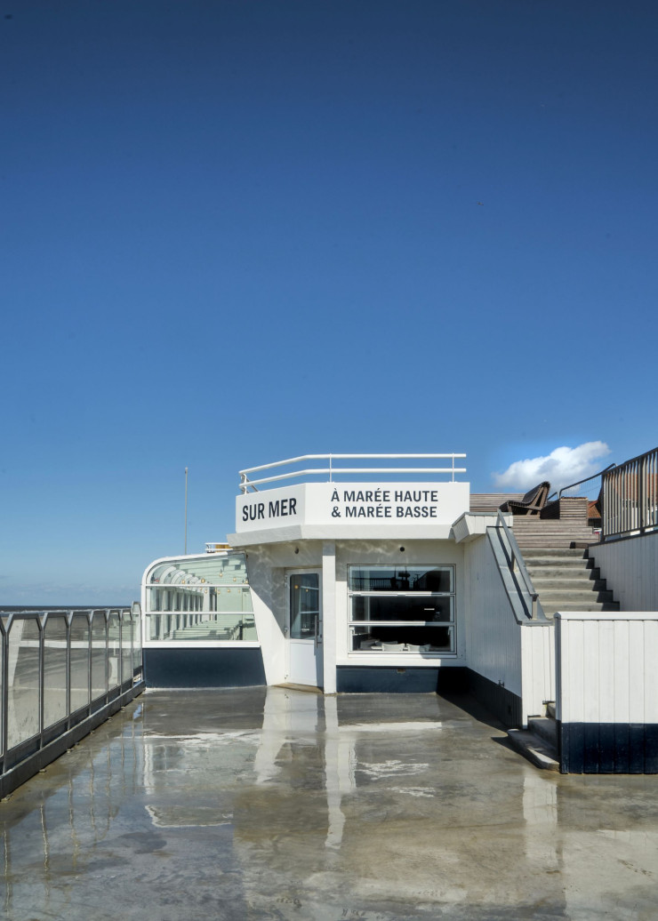 Sur Mer se vit aussi en plein air grâce à ses deux terrasses et sa plage, qui s’étend directement en contrebas de l’édifice de béton.