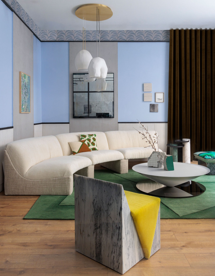 Canapé Snow, de Note Design Studio, habillé de tissu Pierre Frey. Table Float de Luca Nichetto. Tabouret en marbre Marmini II, de Hannes Peer (le tout La Chance), à l’assise couverte du velours Bold safran, de Pierre Frey. Tapis Ombra de Muller Van Severen (CC-tapis).
