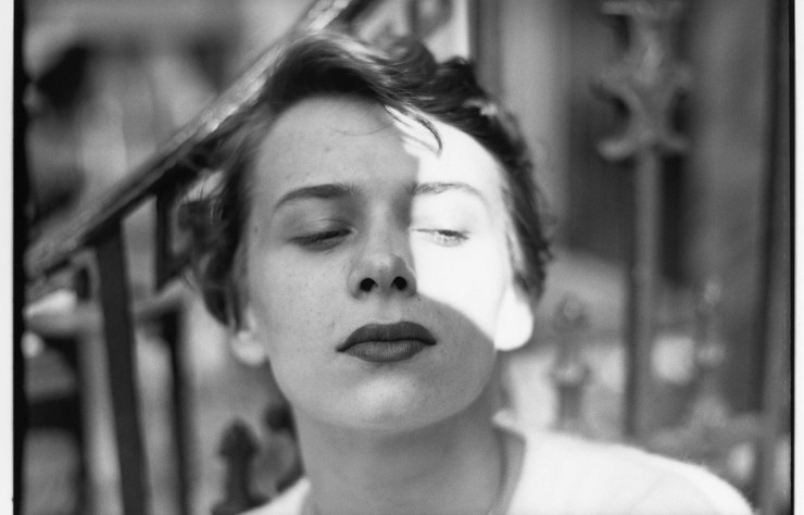 Saul Leiter. Ana, vers 1950. Avec l’aimable autorisation de la Saul Leiter Foundation.