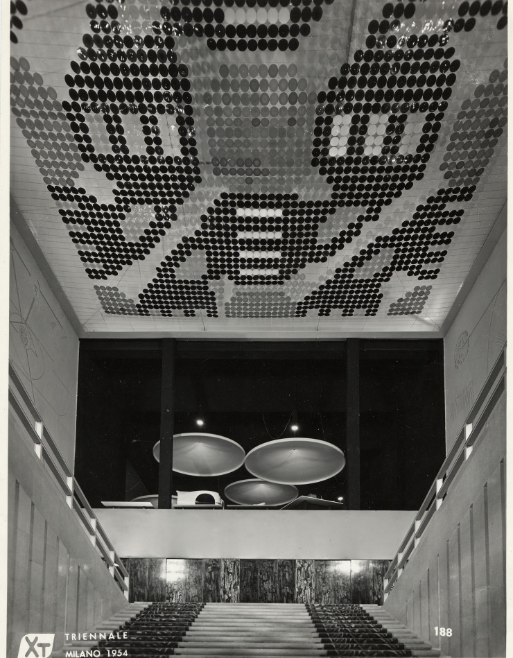 Vue de l’escalier principal lors de la Xe Triennale,en 1954.