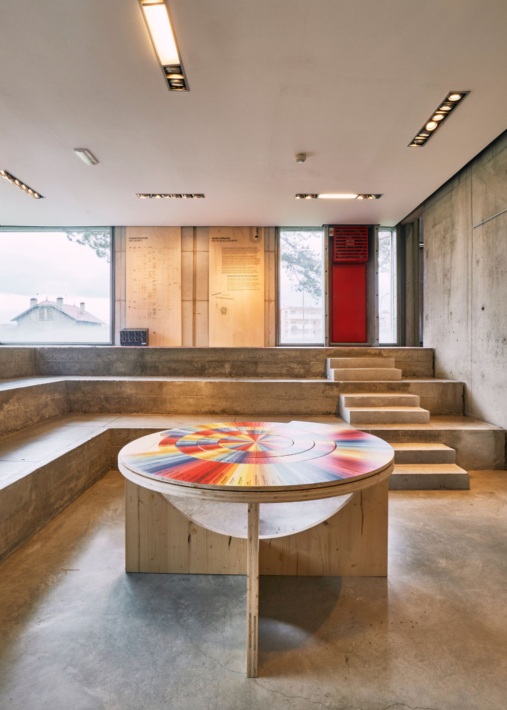 À Firminy, l’exposition « Ça bouge en ville ! Sport et architecture pour demain », scénographiée par l’agence Dream, a lieu dans l’église Saint-Pierre, signée Le Corbusier, devant laquelle un Modulor, du même architecte, accueille les visiteurs.