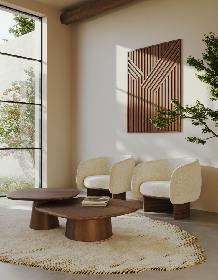 En haut Édition spéciale de prestige, limitée à 10 unités, du buffet Contador, en noyer naturel massif avec détails en cuir et en laiton, créé par le Wewood Design Centre. Ci-contre Ensemble de deux tables d’appoint Amos et paire de fauteuils compacts Nido : un design tout en rondeurs réconfortantes signé Christian Haas et s’appuyant sur le bois massif travaillé dans les règles de l’art.