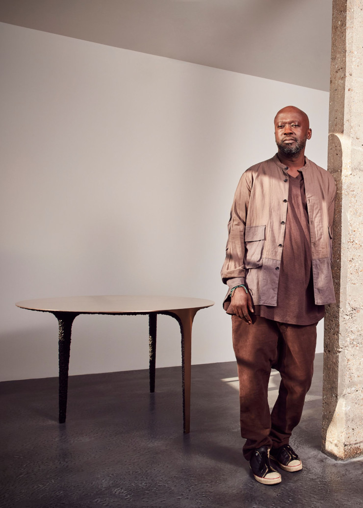 L’architecte et designer anglo-ghanéen expose, en effet, huit pièces en bronze, dont cette Yaawa T6, la table qui l’accompagne. Il est aussi l’auteur de la rénovation des lieux, pour lesquels il s’attelle déjà à une extension.