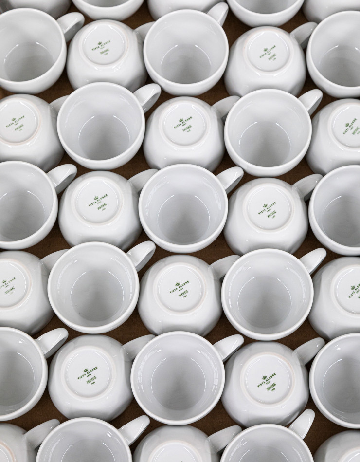 Le contrôle qualité est, on s’en doute, plus que rigoureux, chez Vista Alegre. Et à cette étape aussi, le savoir-faire humain fait toute la différence ; l’IA n’est pas encore un danger dans ce domaine ! Page de droite Les objets en porcelaine doivent être cuits une première fois à 900 °C, puis une seconde à 1 400 °C, qu’ils soient émaillés ou non – auquel cas, on parle de « biscuit ».