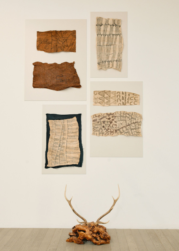 Le fashion designer a conçu un lieu dépouillé où il présente sa collection de prêt-à-porter de luxe entourée de tapis anciens, de pièces archéologiques, de fossiles, de textiles africains… Au-delà d’un concept-store, une invitation à voyager dans le temps.
