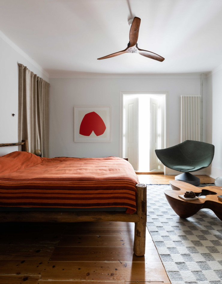Le lit de la chambre a été acheté en Tanzanie. Table Quark Wood et fauteuil Jangada (Babled Editions). Peinture de Stefano Riva.