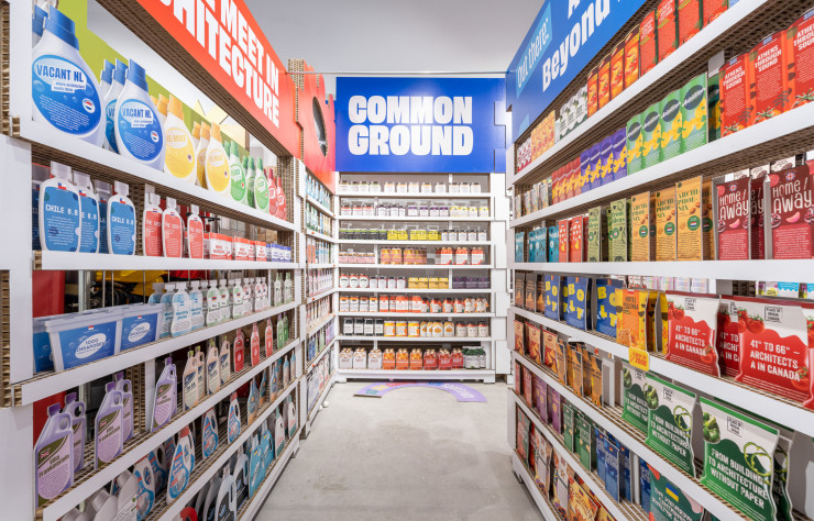 Pour le pavillon de la Lettonie, transformé en supermarché, Ernests Cerbulis et Uldis Jaunzems-Petersons ont exhumé les concepts développés et présentés dans les pavillons nationaux à l’occasion des dix dernières biennales.
