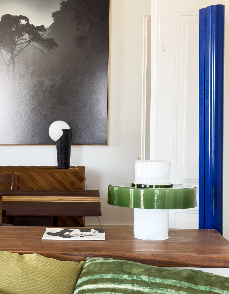 Sur le buffet Arcana, lampe Osmosis (Babled Editions) et, au premier plan, lampe Elix conçue pour Venini, l’ensemble design Emmanuel Babled. Sur le mur, une photographie de Stéphane Bechaud, prise dans la forêt de Sintra (au Portugal),au petit matin