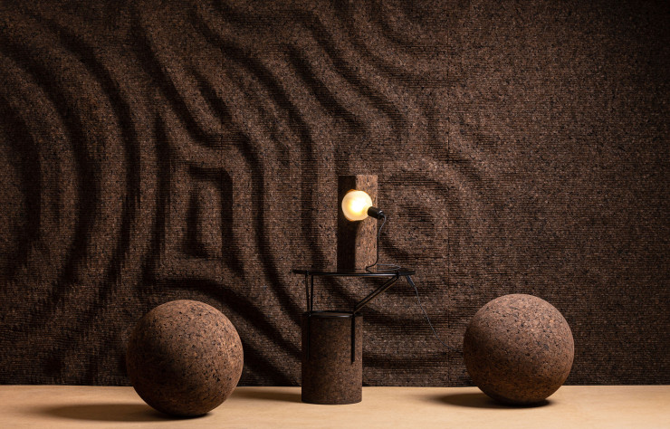 Chez Blackcork, le liège noir est sublimé par les créations de Toni Grilo, à l’instardu tabouret sphérique O, de la lampe Boolean et de la table d’appoint Frame,mis en scène en ton sur ton et en matière sur matière avec le revêtement muralaux reliefs organiques Corkvectors, imaginé quant à lui chez Gencork.