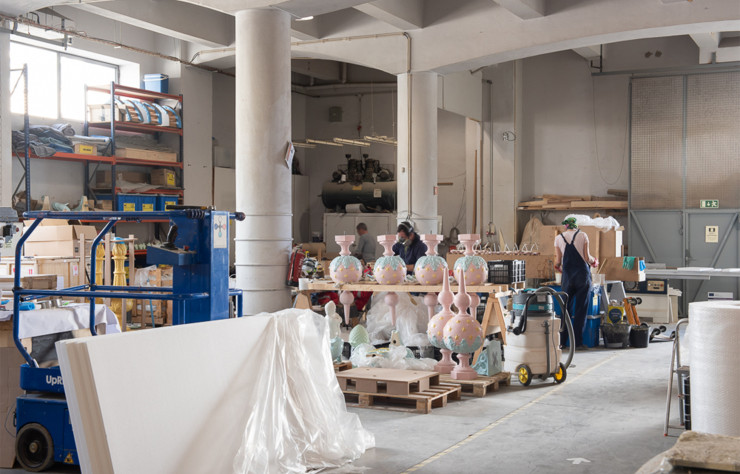 Immersion dans l’atelier de fabrication du Gâteau de mariage (2023), réalisé avec 25 150 azulejos et 1 238 pièces de céramique faits main par la manufacture Viúva Lamego. Le résultat : une pièce montée acidulée et ludique de 3 étages s’élevant à 12 mètres. Commandé par la Fondation Rothschild pour trôner dans le parc du Waddesdon Manor, en Angleterre, ce « temple consacré à l’amour », selon la créatrice, a été inauguré le 15 juin.