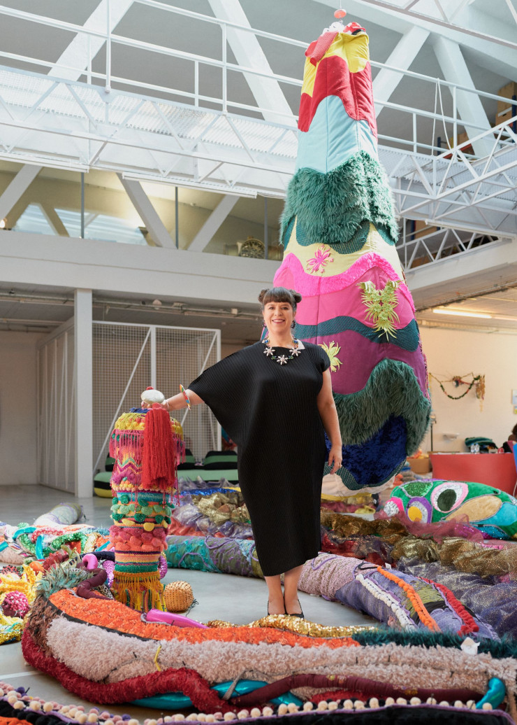 Démiurge dans toute sa splendeur, Joana Vasconcelos se tient au centre d’Amazônia, de la série « Valkyries », exposée dans le magasin Roche Bobois de Milan, au printemps dernier.