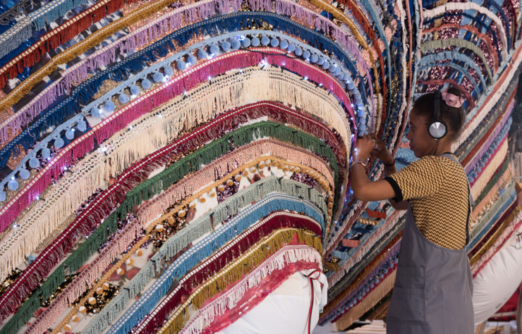 Réalisation de la Valkyrie Miss Dior pour le défilé de la collection Dior automne-hiver 2023. Une structure tentaculaire cousue, brodée, tricotée et crochetée, utilisant notamment vingt tissus de la maison de haute couture. Un hommage aux savoir-faire traditionnels, également chers à Maria Grazia Chiuri, la directrice artistique de la marque.