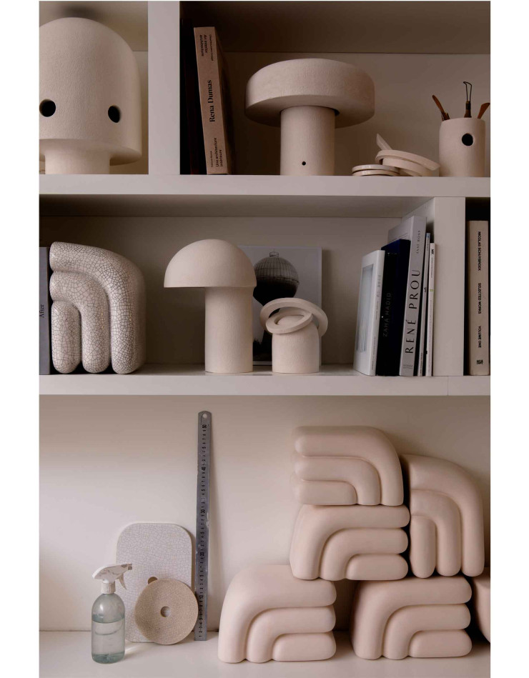 Dans les étagères de sa bibliothèque, Johanna de Clisson associe ses créations à des livres inspirants qui abordent des univers créatifs variés comme l’architecture, le design ou encore la photographie. De quoi nourrir à l’infini son inspiration !