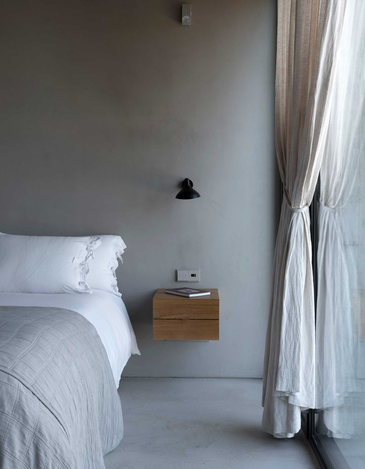 De tailles et de typologies différentes, les quatre unités d’hébergement de l’hôtel Pa.te.os offrent, ensemble, un total de sept chambres et autant de salles de bains, baignées d’une lumière naturelle tamisée par des rideaux en lin.