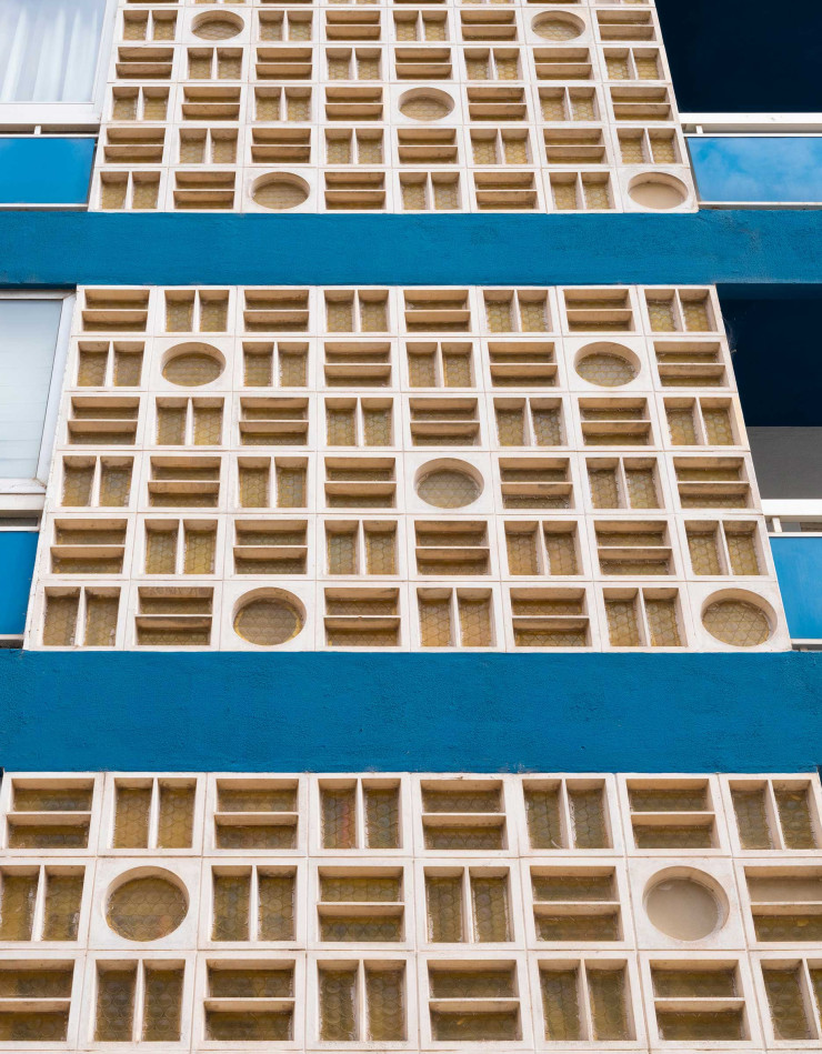 Les brise-vues géométriques courent sur toute la hauteur de ce bâtiment d’inspiration sud-américaine, au n° 46 de la longue Avenida 5 de Outubro.