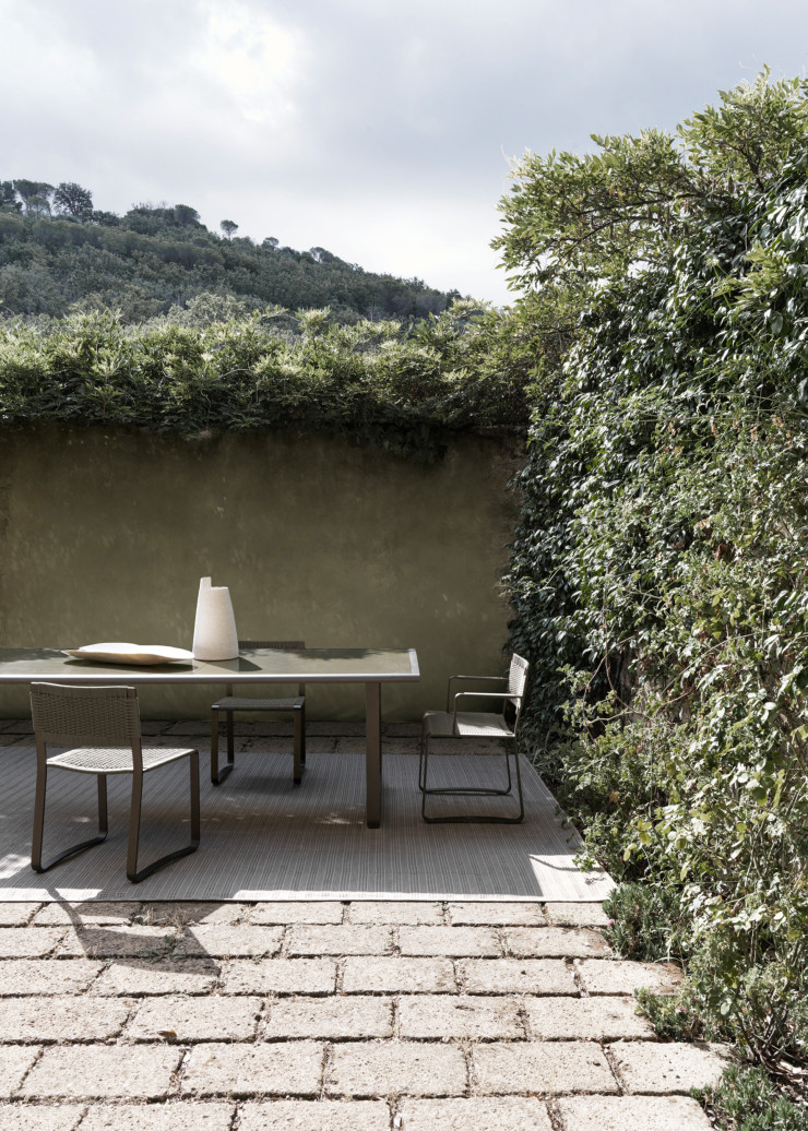 Puisée dans le style moderniste, la collection « Timeout » de Vincent Van Duysen propose la table Golden Gate et les chaises Green Point, aux structures métalliques.