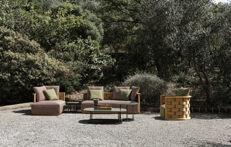 Le canapé modulable Palinfrasca de la collection « Landmark », signée Vincent Van Duysen, est une réédition du modèle de 1994, imaginé par Luca Meda. Les formes arrondies du cadre en teck tressé et les coussins généreux – déhoussables – confèrent à l’ensemble une impression de grand confort. Tables basses Phoenix de la gamme « Timeout », également de Vincent Van Duysen.