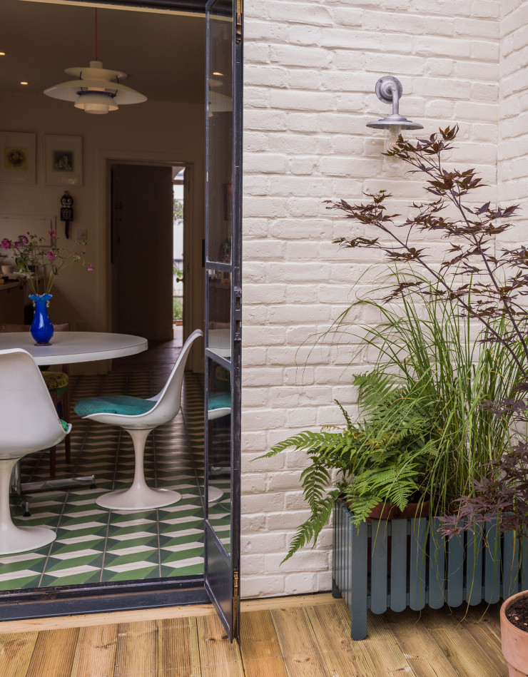 Mu r: School House White No.291 en Exterior Masonry; Pot: Inchyra Blue No.289 en Full Gloss