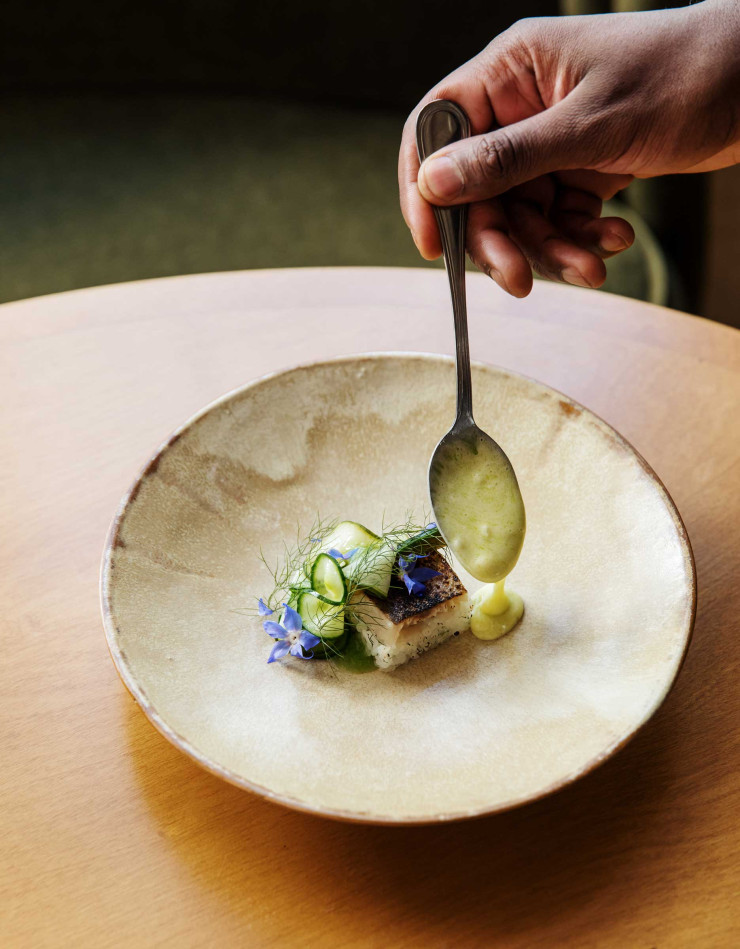 Oshizushi à l’omble chevalier, concombre, aneth, beurre blanc au vin jaune chez Mosuke