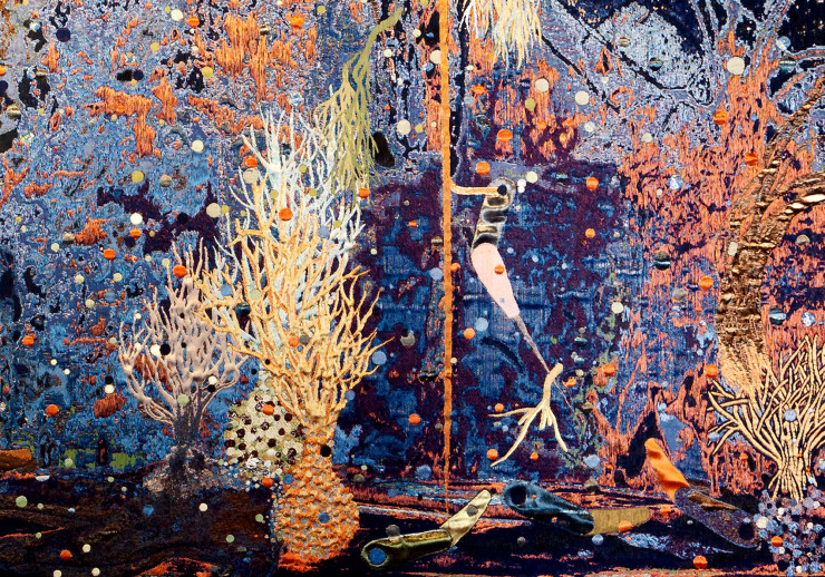 Au travers de sa monumentale tapisserie Tied to the Other Side (2021), Otobong Nkanga rappelle l’exploitation des ressources naturelles et humaines de son pays natal, le Nigeria.